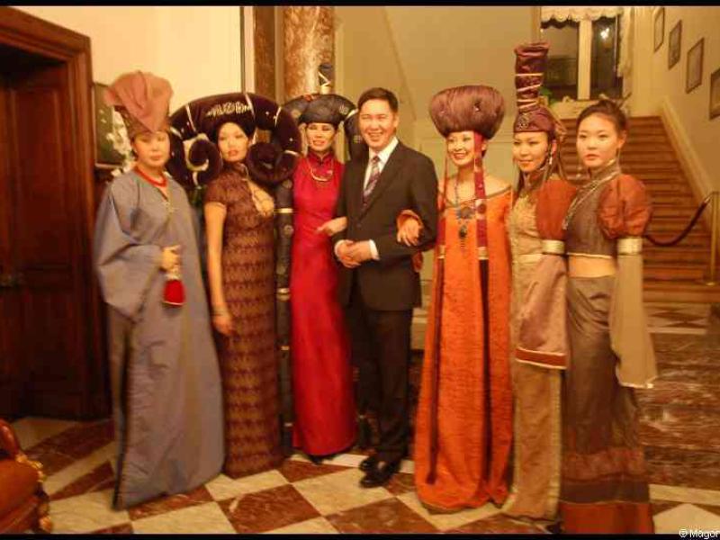 Люксембург, 13 января 2011: группа в традиционных костюмах у лестницы с мраморным полом