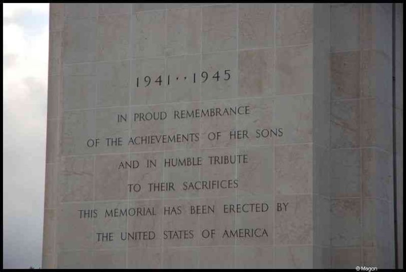 Мемориальная стела с надписью 1941–1945