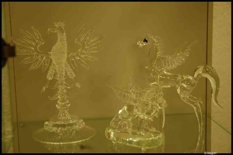 Art Du Cristal, Люксембург: стеклянные птицы на полке музея