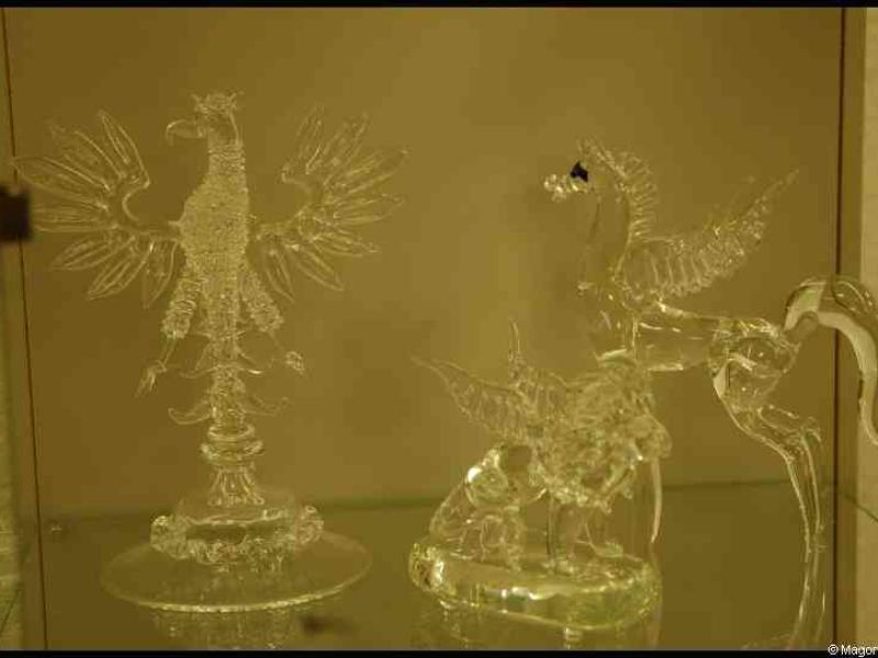 Art Du Cristal, Люксембург: стеклянные птицы на полке музея