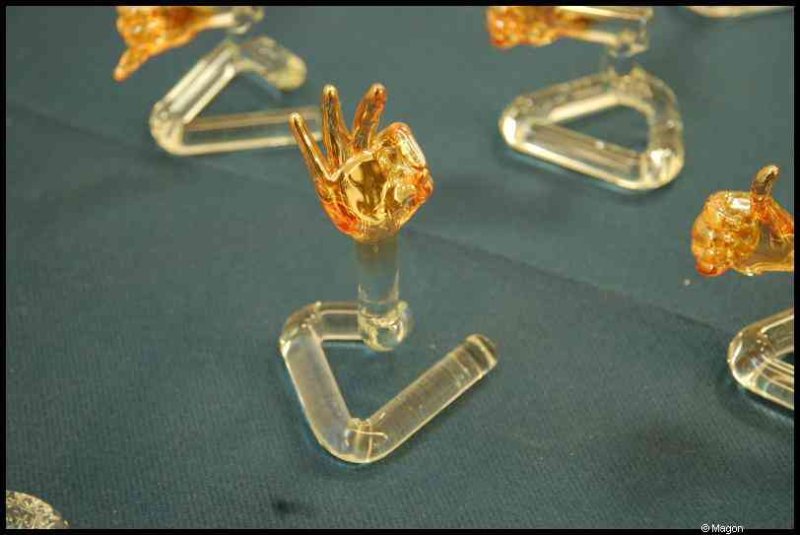 Art Du Cristal, Люксембург: стеклянные руки на прозрачных подставках