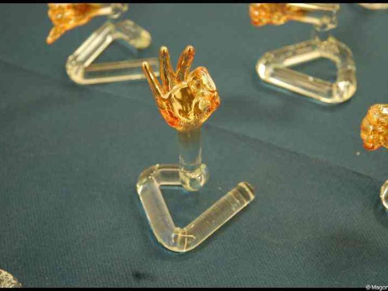Art Du Cristal, Люксембург: стеклянные руки на прозрачных подставках