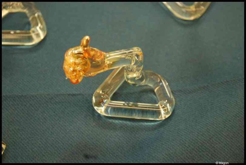 Art Du Cristal, Люксембург: стеклянная рука на триугольном основании