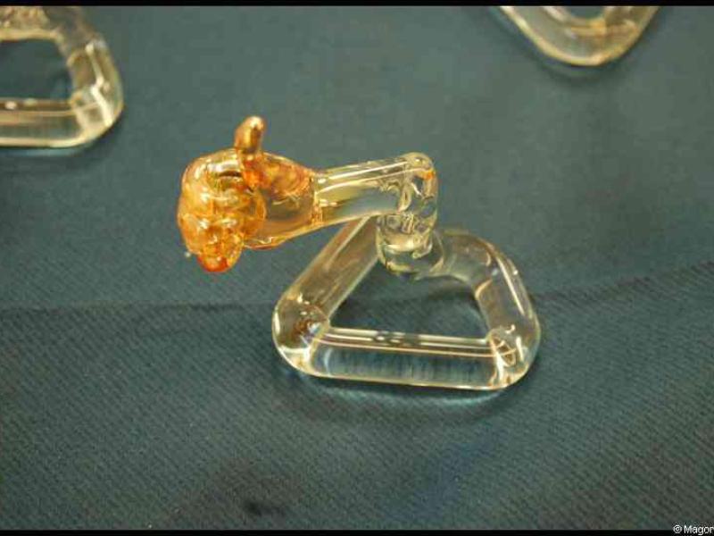 Art Du Cristal, Люксембург: стеклянная рука на триугольном основании