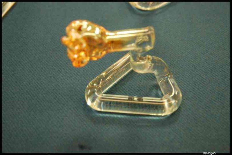 Art Du Cristal, Люксембург: стеклянная скульптура в форме трёхугольника и ручки