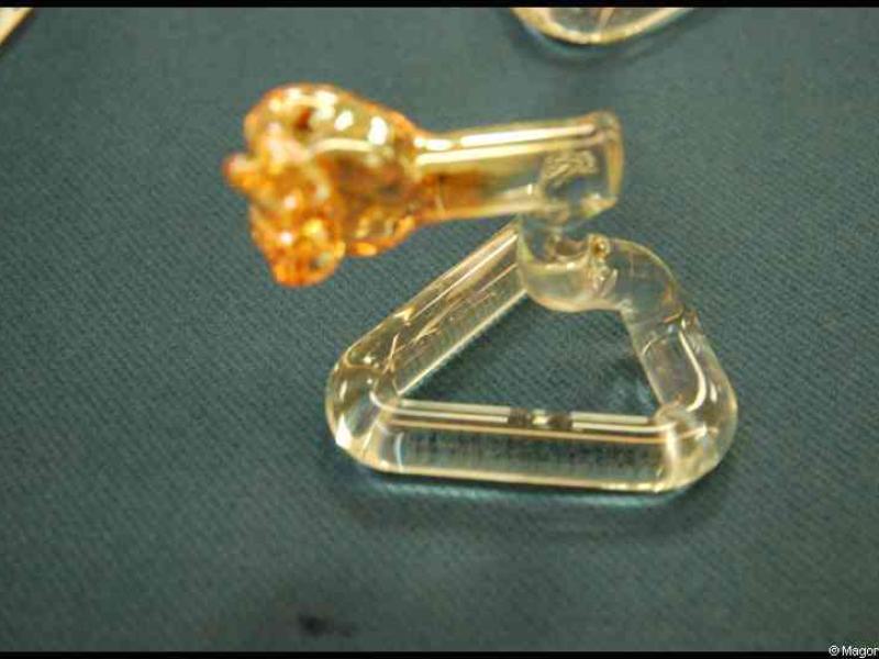 Art Du Cristal, Люксембург: стеклянная скульптура в форме трёхугольника и ручки