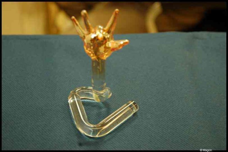 Art Du Cristal, Люксембург: стеклянная рука на изогнутой подставке