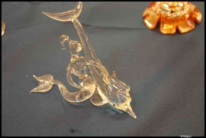 Art Du Cristal, Люксембург: стеклянная русалка на фоне оранжевого цветка