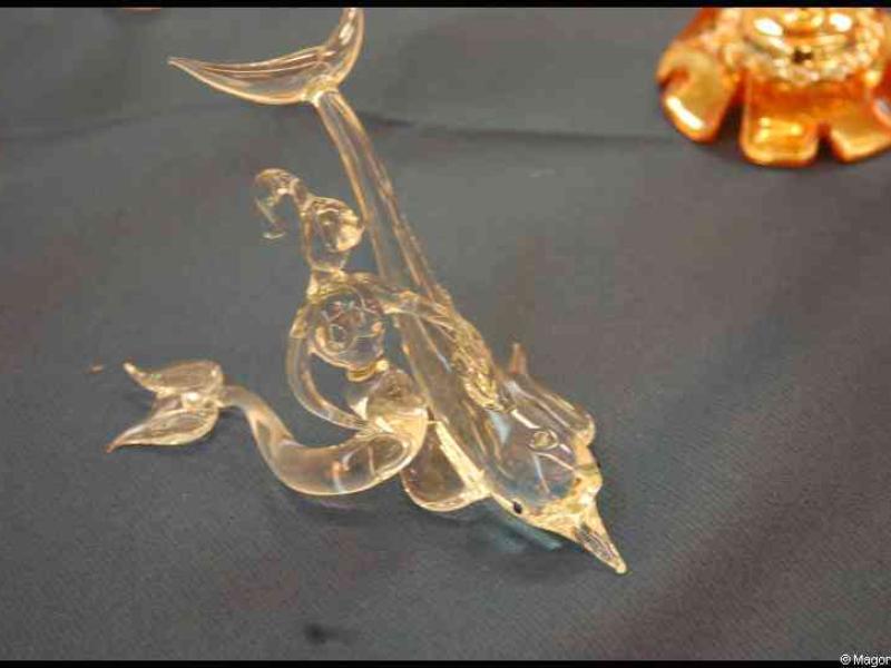 Art Du Cristal, Люксембург: стеклянная русалка на фоне оранжевого цветка