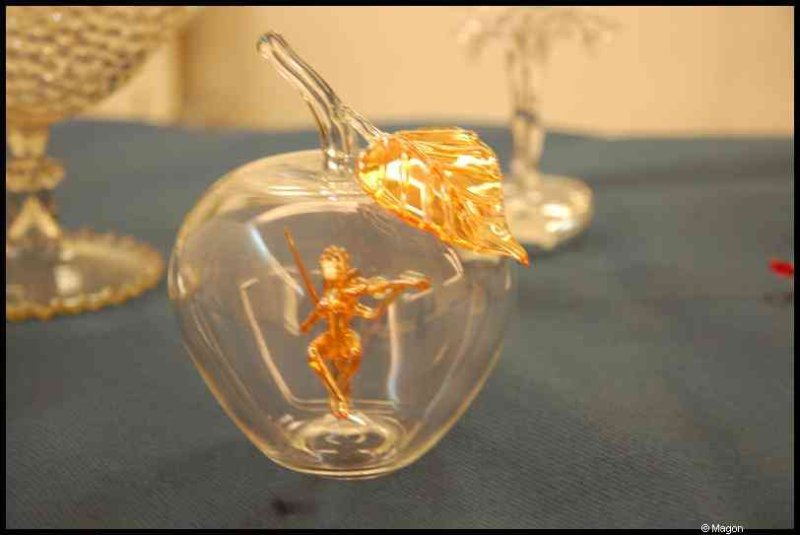 Art Du Cristal, Люксембург: стеклянное яблоко с золотой флейтисткой