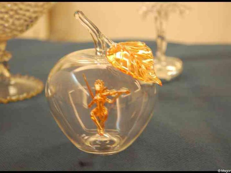 Art Du Cristal, Люксембург: стеклянное яблоко с золотой флейтисткой