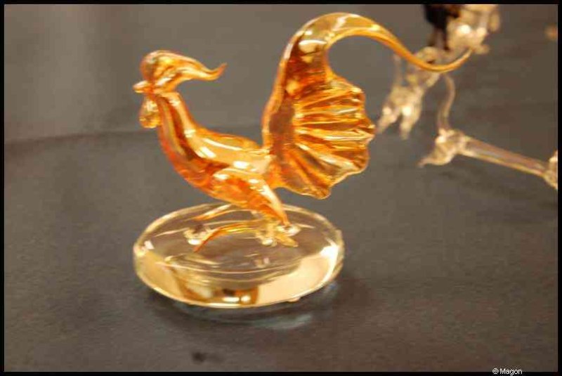 Золотистый петух в стеклянной витрине Art Du Cristal, Люксембург