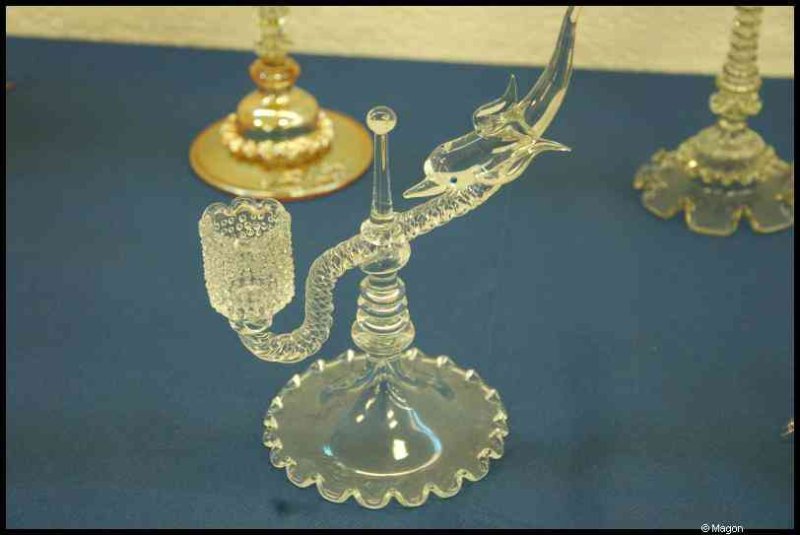 Art Du Cristal, Люксембург: стеклянная скульптура дельфина на подставке