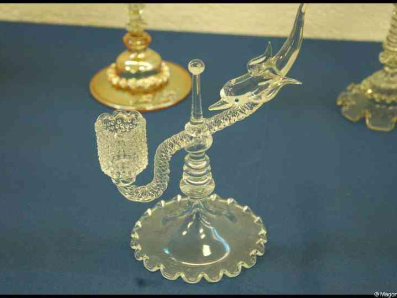 Art Du Cristal, Люксембург: стеклянная скульптура дельфина на подставке