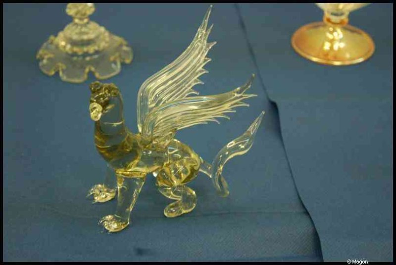 Art Du Cristal, Люксембург: стеклянный грифон на синей ткани