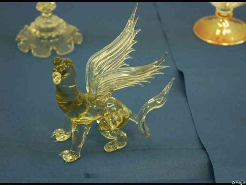 Art Du Cristal, Люксембург: стеклянный грифон на синей ткани