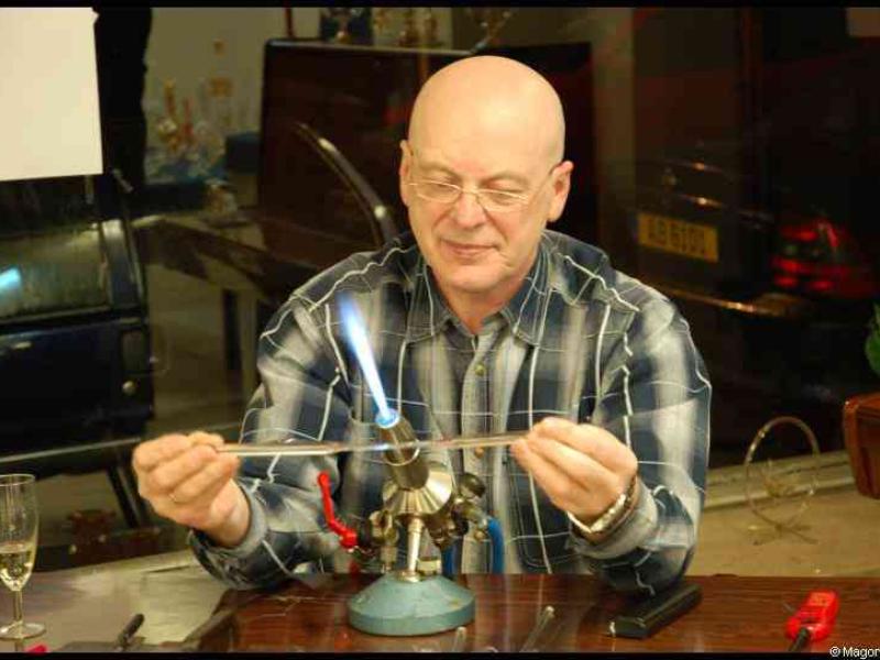 Art Du Cristal, Люксембург: мастер работает с стеклом в пламени горелки
