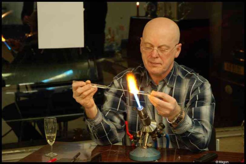 Art Du Cristal, Люксембург: мастер работает с стеклом над горелкой