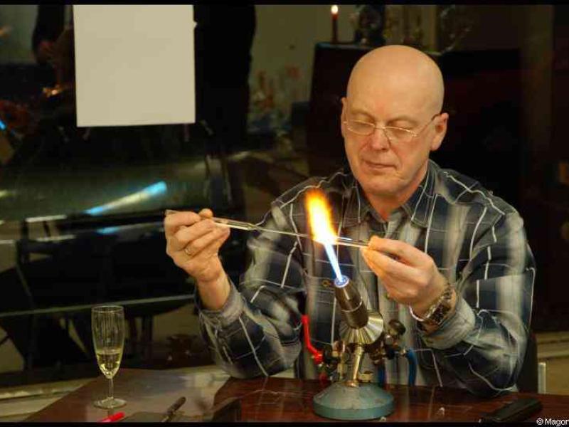 Art Du Cristal, Люксембург: мастер работает с стеклом над горелкой