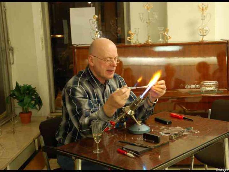 Art Du Cristal в Люксембурге: мастер работает с горелкой над стеклом