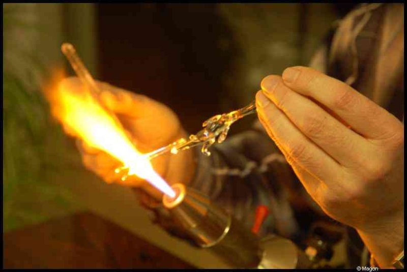 Art Du Cristal, Люксембург: стеклодув в работе над фигуркой