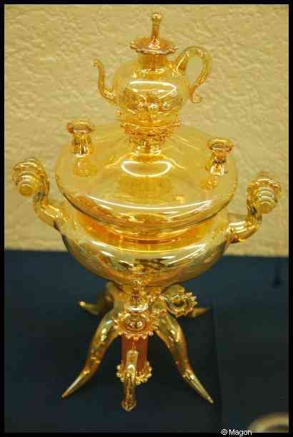 Золотой чайник в экспозиции Art Du Cristal, Люксембург