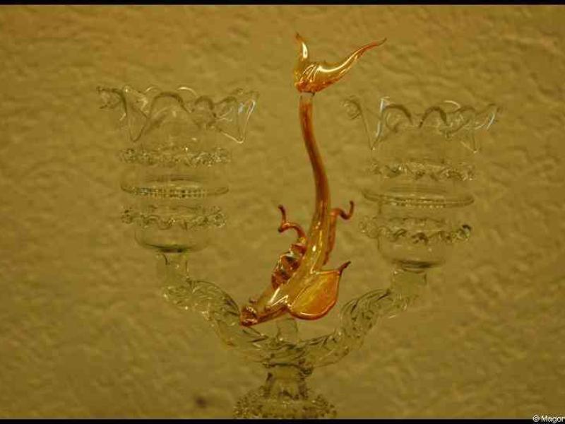 Art Du Cristal, Люксембург: стеклянная скульптура с золотистым драконом