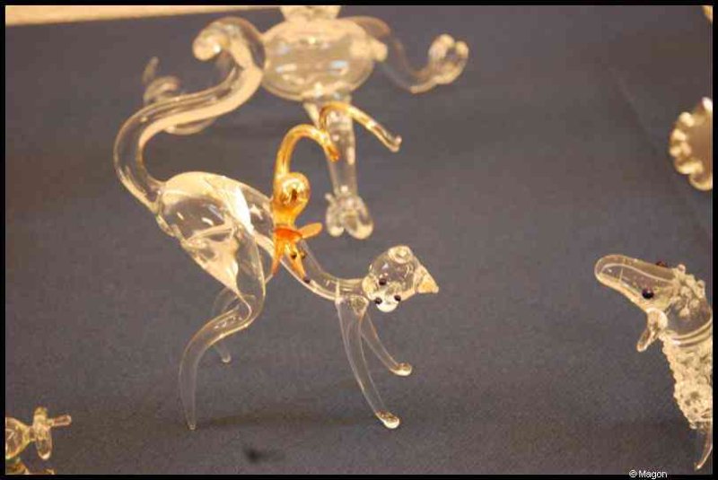 Art Du Cristal, Люксембург: стеклянные обезьяны в музейной витрине