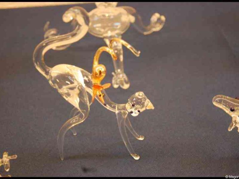 Art Du Cristal, Люксембург: стеклянные обезьяны в музейной витрине