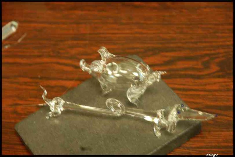Art Du Cristal, Люксембург: стеклянные фигурки на каменном постаменте