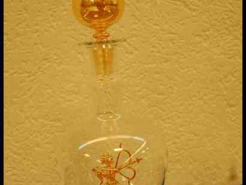Art Du Cristal, Люксембург: золотистая бутылка с инкрустацией в виде лука и стрелы