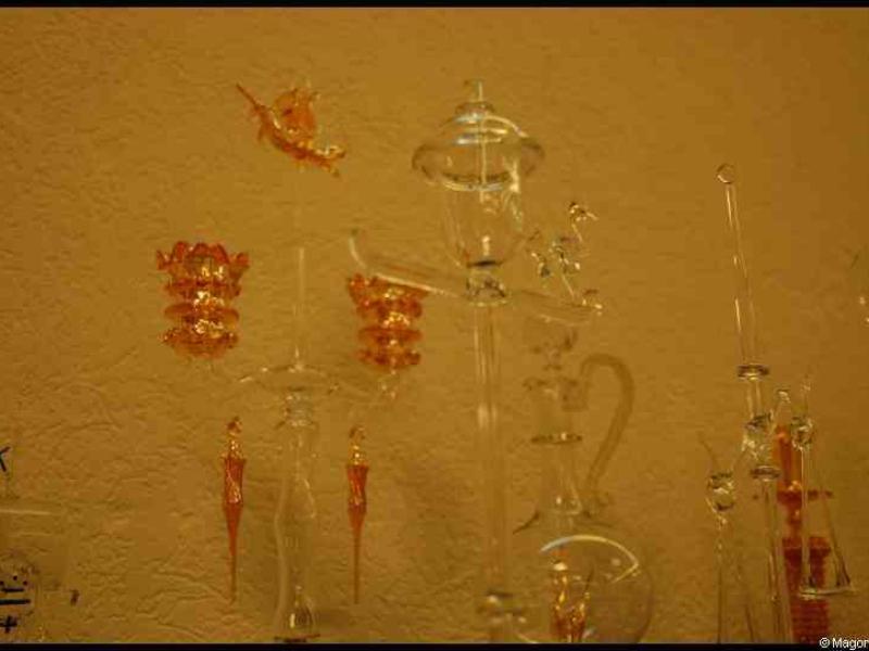 Art Du Cristal в Люксембурге: стеклянные скульптуры и бутылки на тёплом фоне