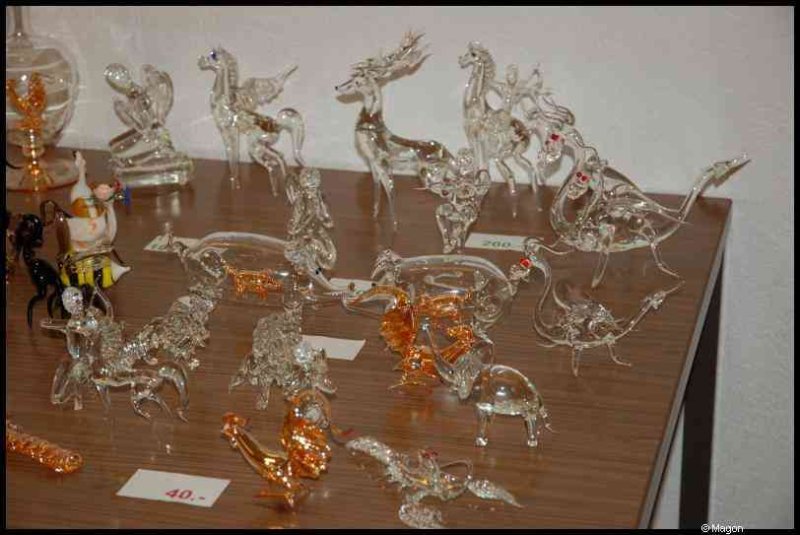Art Du Cristal в Люксембурге: стеклянные звери и птицы на деревянном столе