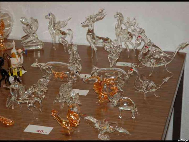 Art Du Cristal в Люксембурге: стеклянные звери и птицы на деревянном столе