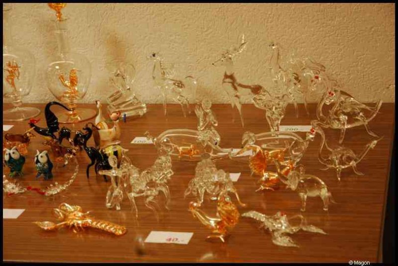 Art Du Cristal в Люксембурге: стеклянные звери и раки на деревянном столе