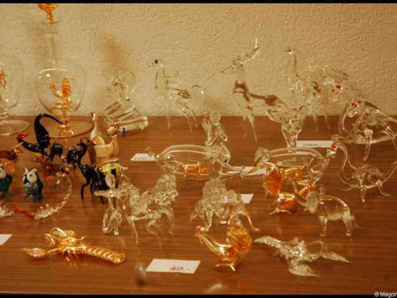 Art Du Cristal в Люксембурге: стеклянные звери и раки на деревянном столе