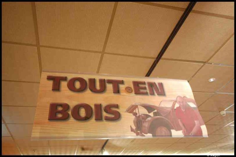 Art Du Bois, Люксембург: вывеска «TOUT EN BOIS» над потолком магазина