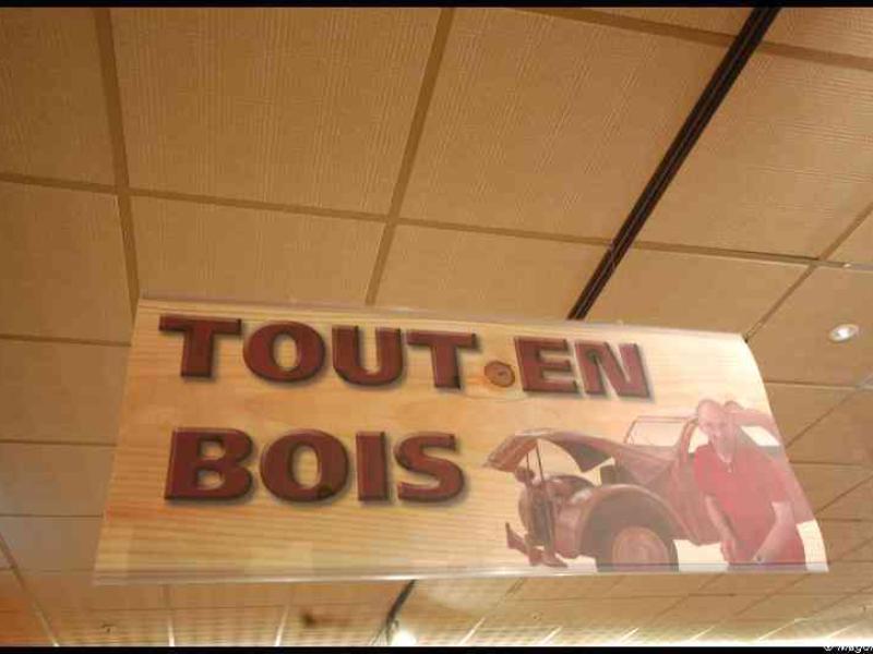 Art Du Bois, Люксембург: вывеска «TOUT EN BOIS» над потолком магазина