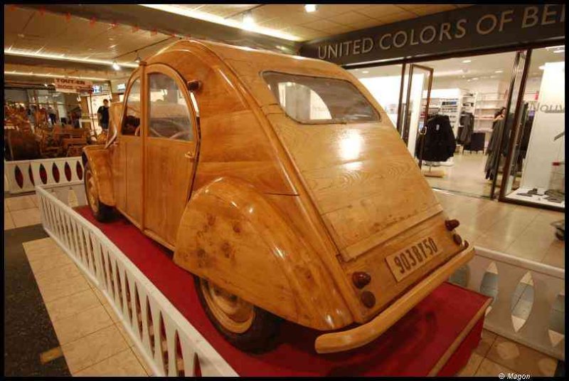 Art Du Bois, Люксембург: деревянный Citroën 2CV на подиуме в торговом центре