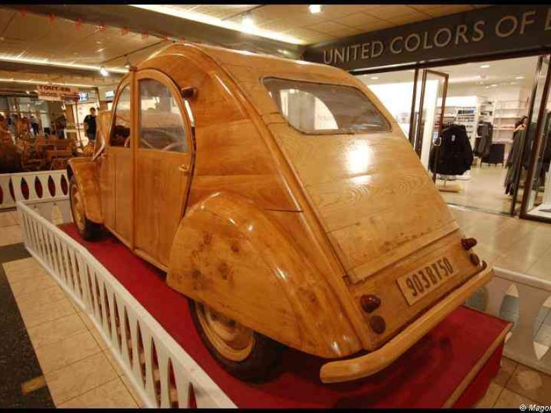 Art Du Bois, Люксембург: деревянный Citroën 2CV на подиуме в торговом центре