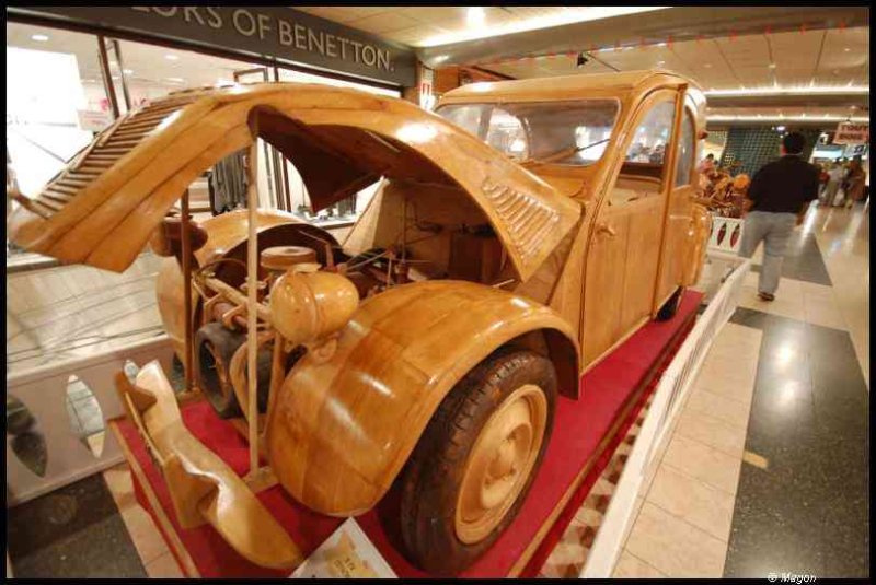 Art Du Bois, Люксембург: деревянный Citroën 2CV на выставке