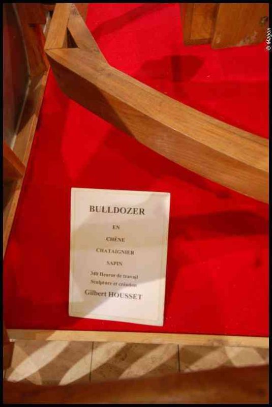 BULLDOZER в Art Du Bois, Люксембург: деревянная конструкция на красном ковре