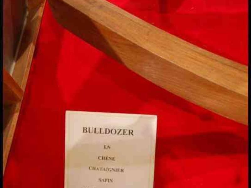 BULLDOZER в Art Du Bois, Люксембург: деревянная конструкция на красном ковре