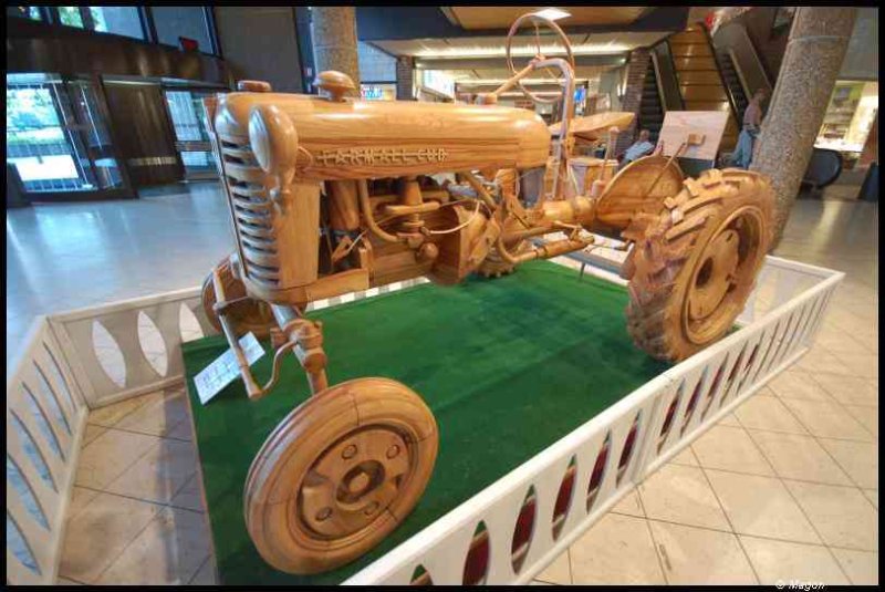 Деревянный трактор «Farmall Cub» в Art Du Bois, Люксембург