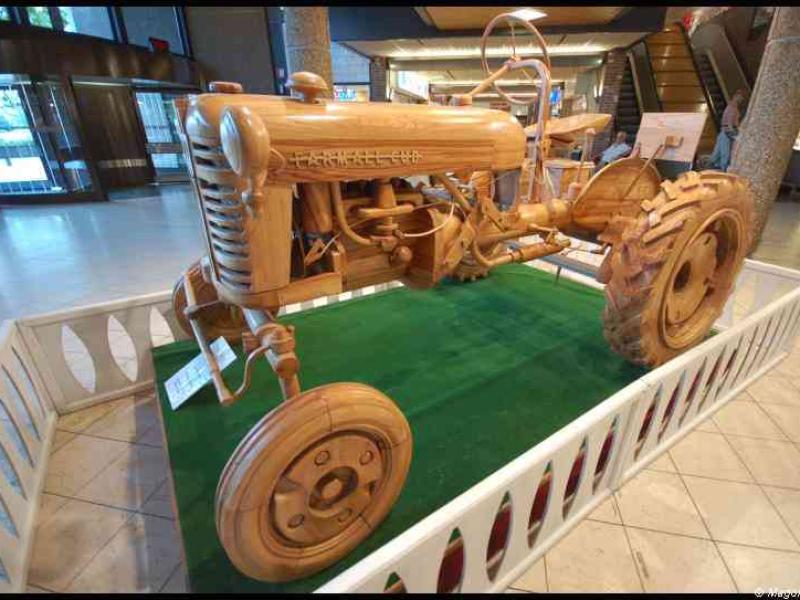 Деревянный трактор «Farmall Cub» в Art Du Bois, Люксембург