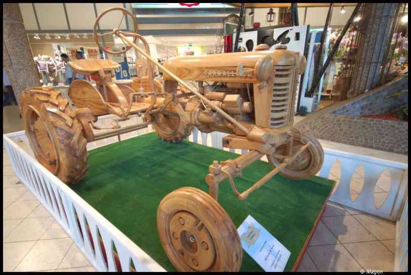 Деревянный трактор Farmall в Art Du Bois, Люксембург