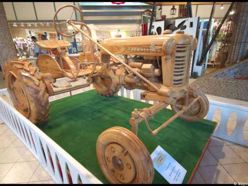 Деревянный трактор Farmall в Art Du Bois, Люксембург