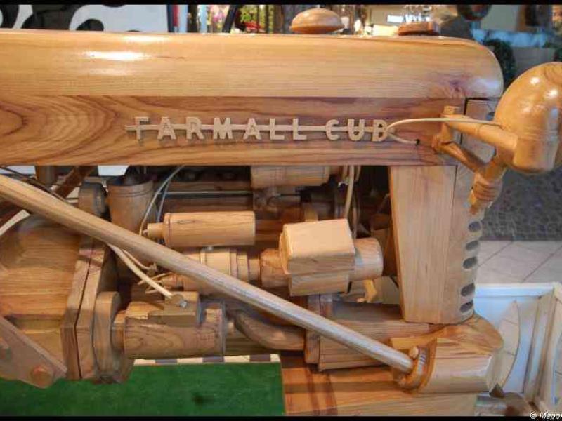 Деревянная модель трактора Farmall Cub с детализированным двигателем