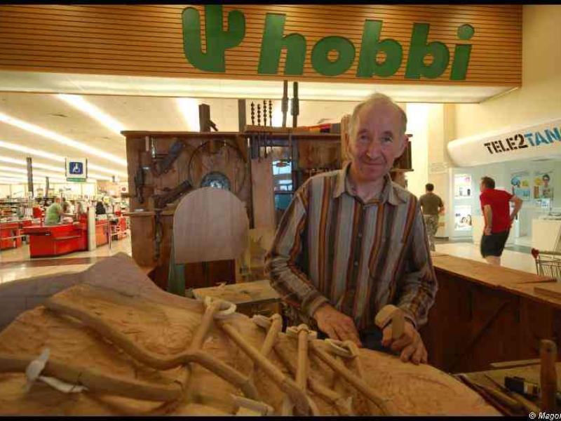 Art Du Bois, Люксембург: мастер с инструментами у вывески 'hobbi'