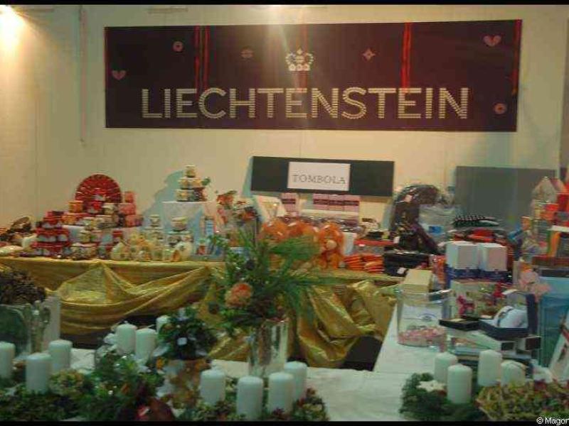 Bazzar в Люксембурге, 2009: стенд Liechtenstein с десертами и свечами